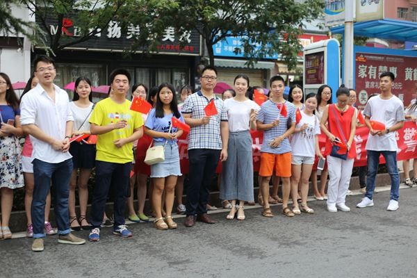 【市中心医院】抗洪官兵撤离,我院职工夹道送