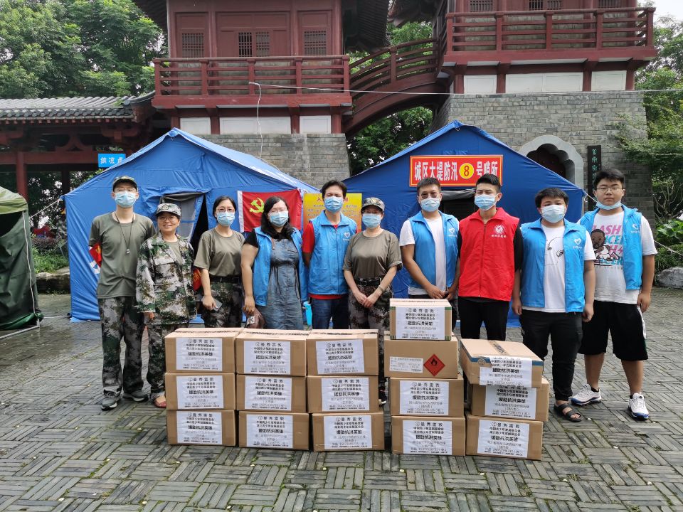 团市委送物资慰问防汛一线值守人员