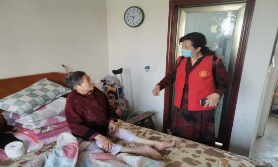 图为站长苏柳英看望慰问肢体残疾人胡桂兰.jpg 图为站长苏柳英看望慰问肢体残疾人胡桂兰.jpg