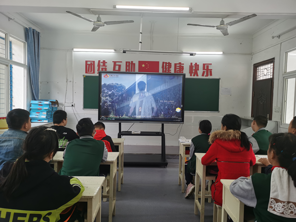 中队召开主题队会,观看人口普查学习视频.jpg.png 中队召开主题队会,观看人口普查学习视频.jpg.png